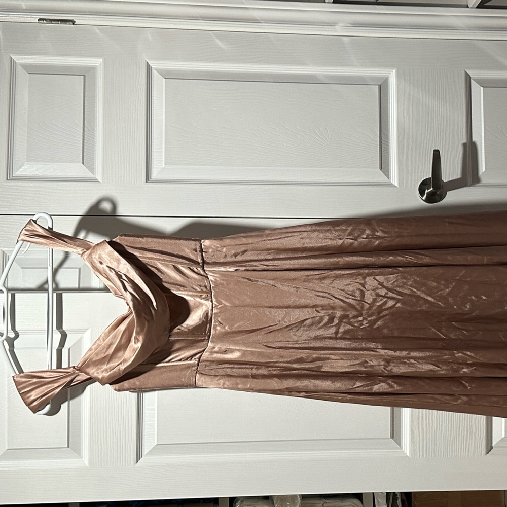 Elegant off the shoulder dress with pockets and subtle side slit